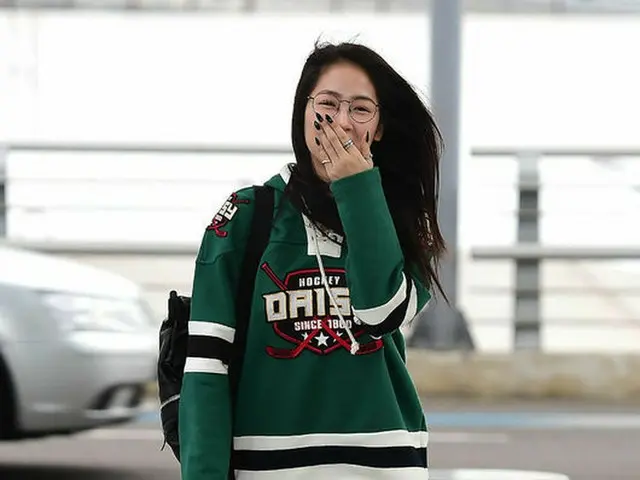 On Sunday afternoon, ”SISTAR” Soyu appeared at Incheon Airport in the form ofeyeglasses. Fashion mag