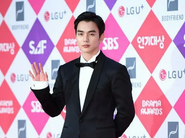 Actor Yoo Seung Ho, participating in the red carpet. ”2016 SAF SBS PerformanceAward”, Seoul Samui SB