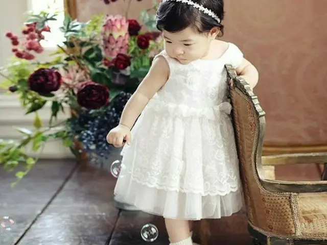 Actor Lee Dong Gun and actress Cho Yoon Hee released a picture of their daughterRoa, who is nine mon