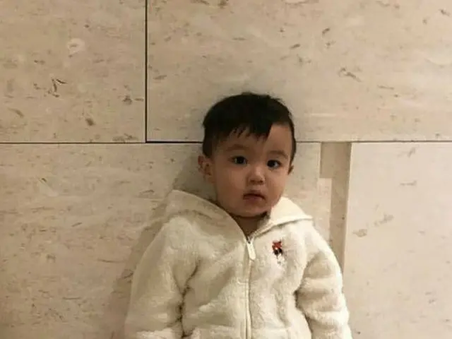 Singer and actor Lim Chang Jon, his son is released. A cute expression in fluffyclothes.