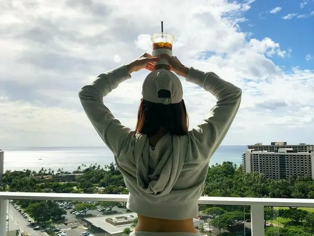 【G Official】 Actress Park Min Young, SNS update. Beautiful from behind,looking at the sea.
