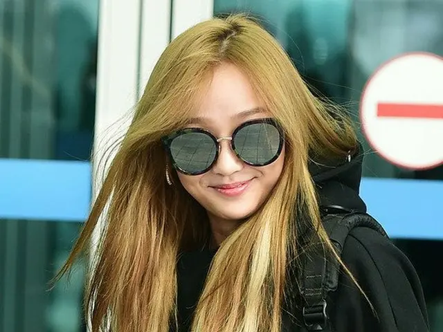 Hyorin (SISTAR), airport fashion. Departure toward Bali in Indonesia.