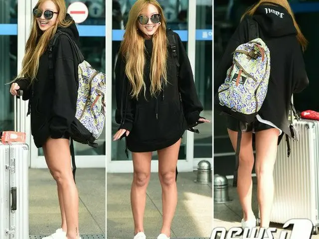 Hyorin (SISTAR) backpack Corde. At Incheon International Airport.