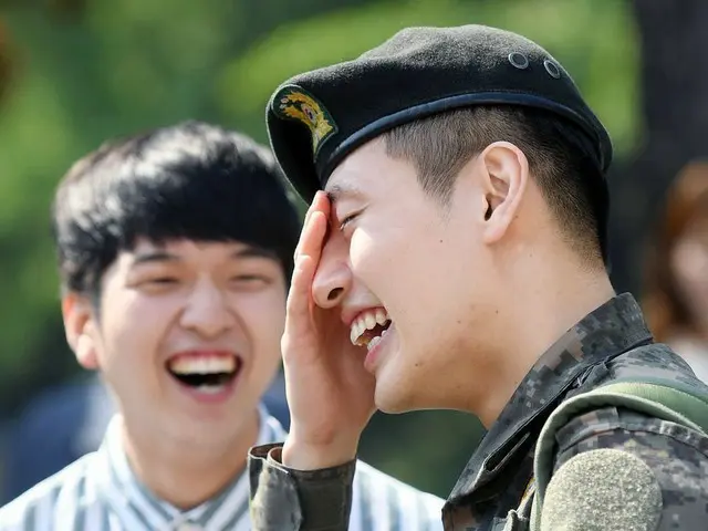 Interview with actor Kang HaNeul on army discharge. ● Q: In the military life,who was the supporting