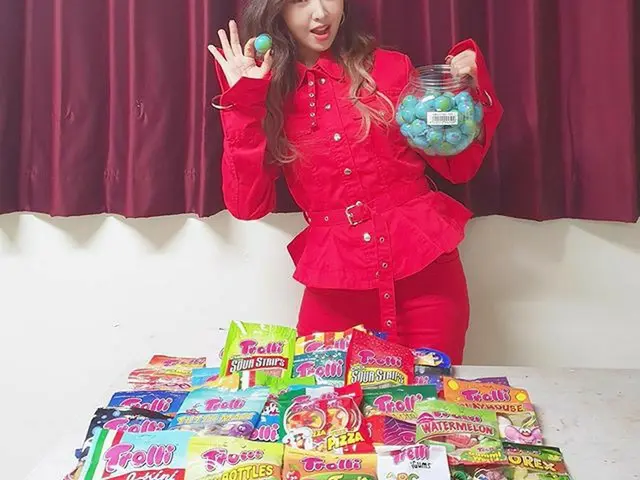 [G Official] 2NE1_ former member Minzy at GS25 convenience store Doctem thehottest and hotest earth