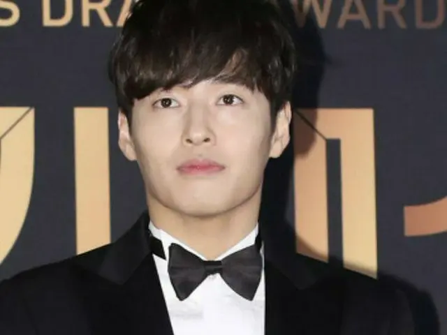 Actor Kang HaNeul, braces red at the awards ceremony is Hot Topic. ● Brace redwhich has been my favo