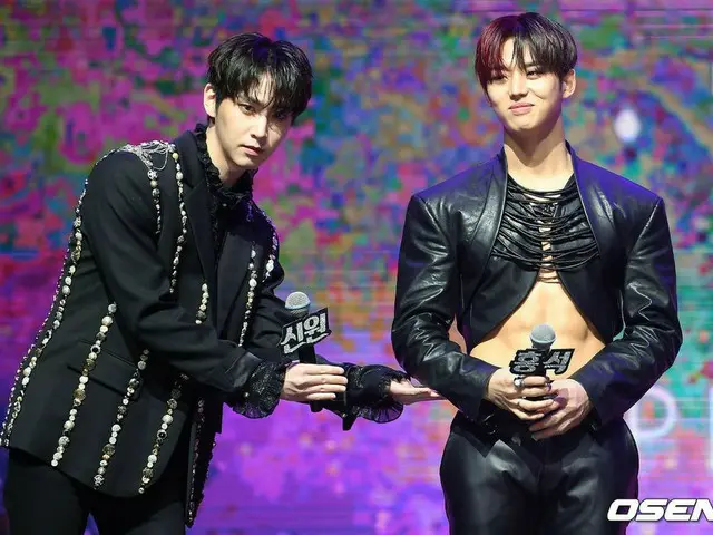 PENTAGON Hongsuk memamerkan otot perutnya di etalase perilisan album penuh perta