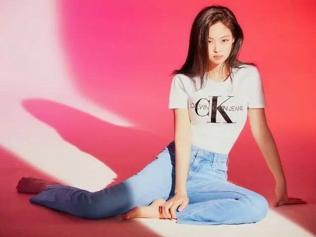 BLACKPINK JENNIE, white T-shirt and denim. ”Too good,” said Hot Topic in Korea.. .