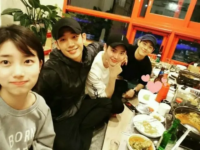 Kita berbicara tentang orang-orang yang pergi ke pesta makan malam di Korea. .  