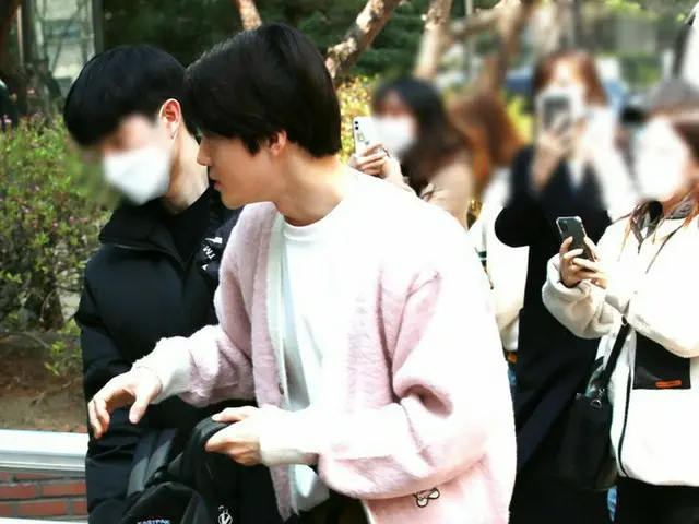 EXO Suho bekerja di MusicBank. .