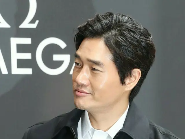 Film director 'cum' actor Yoo Ji Tae, participate in the exhibition. BrandOMEGA.