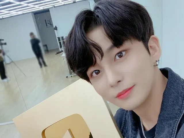 [Rumus T] ATEEZ, [#Jongho] menyukai tombol emas seperti Attini💛✨  #ATEEZ #ATEEZ