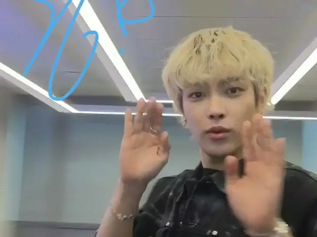 [Formula T] ATEEZ, [🎬] Ayo! 🤟🏻💙  #TwitterBlueroom #ASKATEEZ #ATEEZ #ATEEZ #S