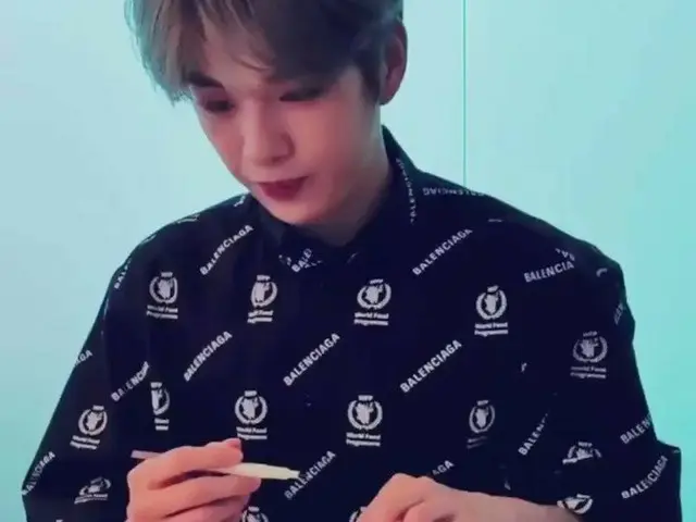 Kang Daniel dari Wanna. Seseorang berbicara tentang, "Tidakkah satu orang cukup 