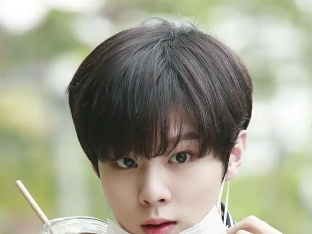 Kim Woo Seok dari X1 memasuki stasiun radio dan muncul di program radio MBC "Noo