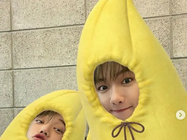 Foto-foto BAEK HYUN (EXO) dan karakter pisang yang diambil dengan KAI sangat luc