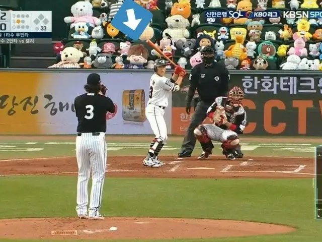 Kang Daniel dari WANNA ONE menonton pertandingan baseball profesional Korea yang