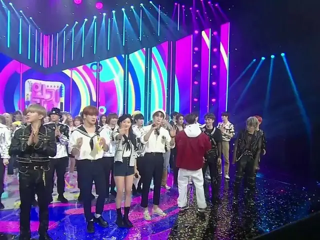 #EXO Di akhir tempat pertama Baekhyun, EXO tambahan memasuki panggung. .. Hari i