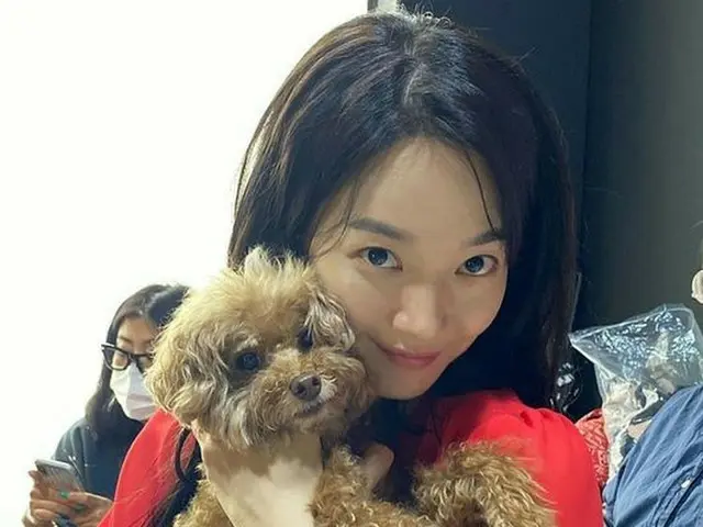 Actress Shin Mina in her bright red tops, holding a puppy, she shared her lateststatus. The smile th