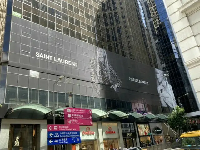 The luxury brand Saint Laurent and the global ambassador'BLACKPINK' Roséadvertisement fills the wall