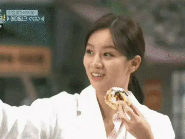 Hyeri (Girls 'Day), untuk beberapa alasan, "membuka mulutmu sangat nyaman" adala