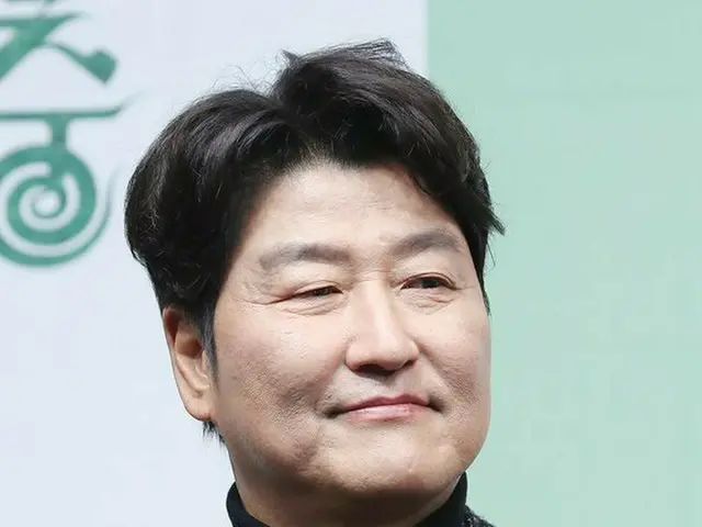 Menurut laporan, aktor Song Kangho dan Kang Dongwon akan tampil di film Korea pe