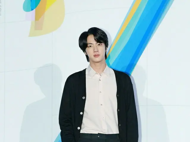 Karena kesabaran, beberapa penggemar JIN_ menulis surat kepada Big Hit untuk mem