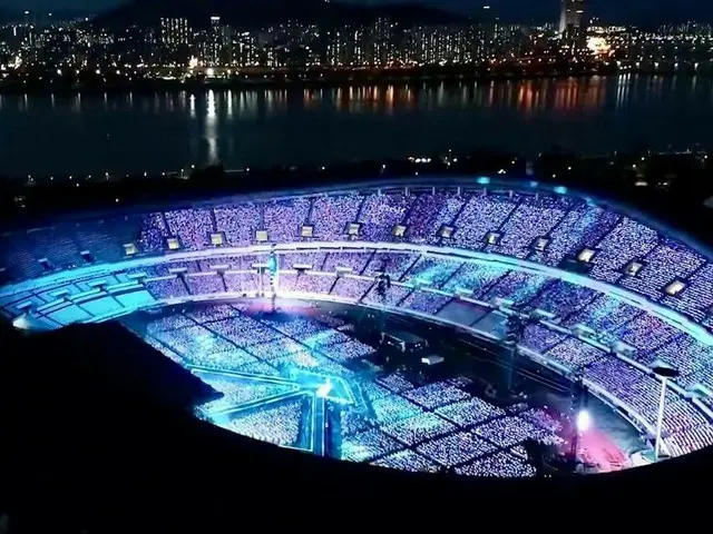 Sebuah konser diadakan di stadion utama Olimpiade Seoul di Jamsil. .. ● "HOT", "
