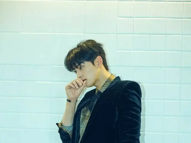 Cha Enyu menerbitkan lukisan. Majalah mode Cina "CHIC". ..