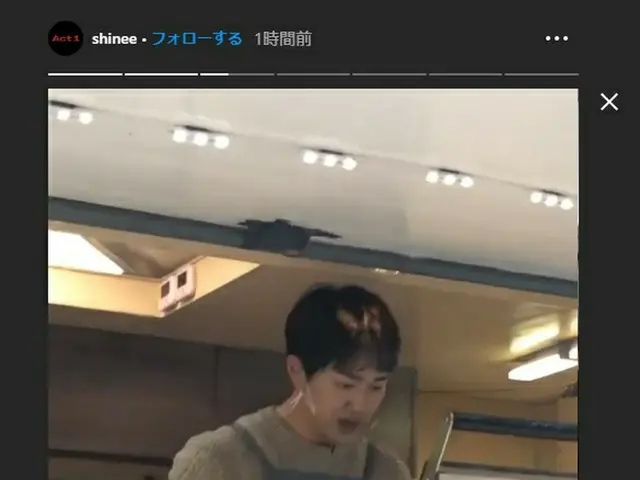Onyu "SHINee" membuat nasi goreng Thai sendiri di depan gedung perusahaan SM dan
