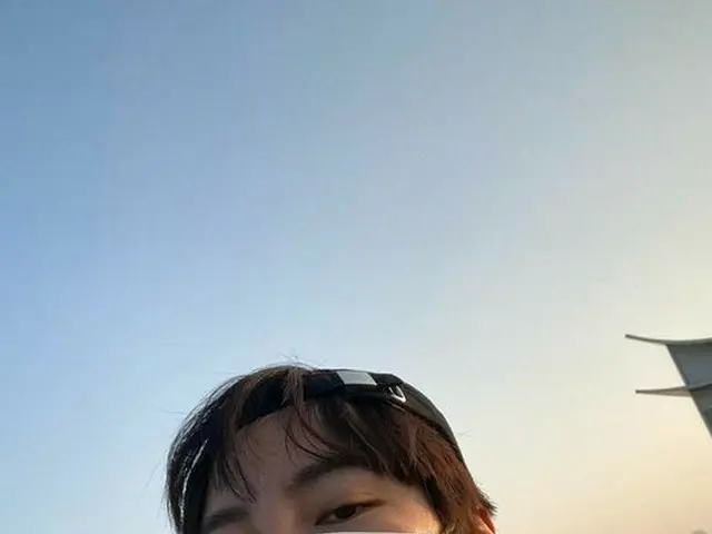 Aktor Jang Keun Suk berjalan dengan topeng. ..