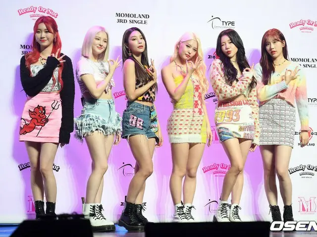 MOMOLAND memiliki etalase untuk menampilkan "Ready Or Not". ..