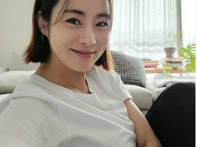 Pregnancy report of actress Kang So Ra. Due date is in April. Kang So Ra marrieda Korean doctor in h