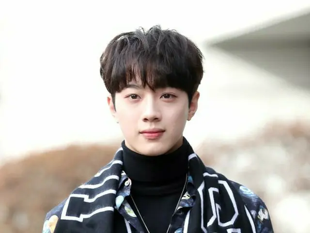 Following Lai Kuan Lin (former WANNA ONE), smoking on the street, spitting, andrelationship with a w