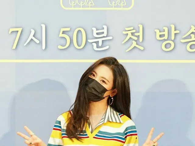 Penyanyi Sonmi berpartisipasi dalam demo produksi online Mnet "Running girls". .