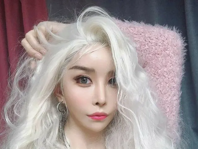 Ha Ri Su (Ha Ri Su) adalah "transgender" berbakat yang berubah menjadi perm halu