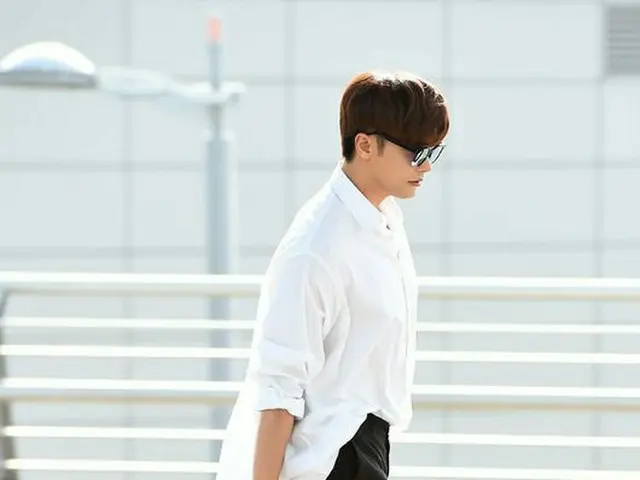Actor SungHoon, airport fashion. Departure towards Taiwan for fan meeting.
