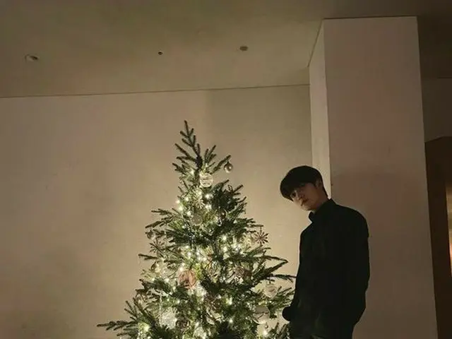 NCT Jae Heeyoung merilis foto peringatan dengan pohon Natal besar. ..