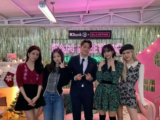 Talent Oh Sang Jin commemorative photo with BLACKPINK. ”Xmas w/t BLACKPINK”. Thephoto was taken at t