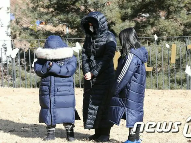 Actress Lee Youg Ae visits the grave of the late Jeong In, in tears with hertwin children. 16-month-