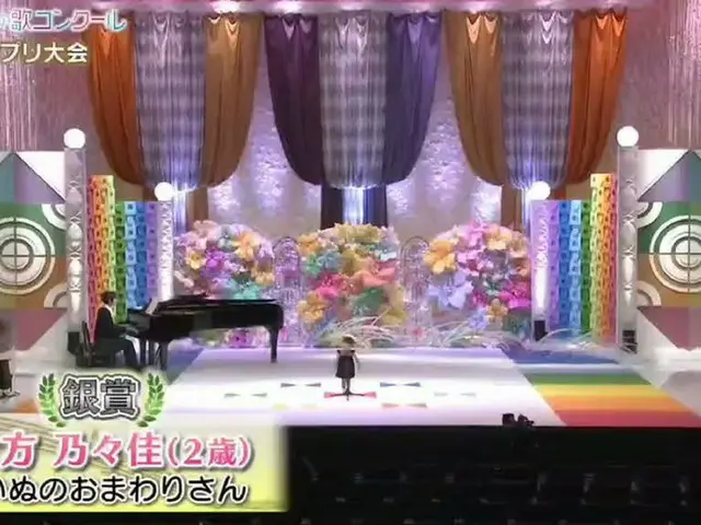 Lagu anak-anak Jepang dinyanyikan oleh seorang anak Jepang berusia 2 tahun dan s