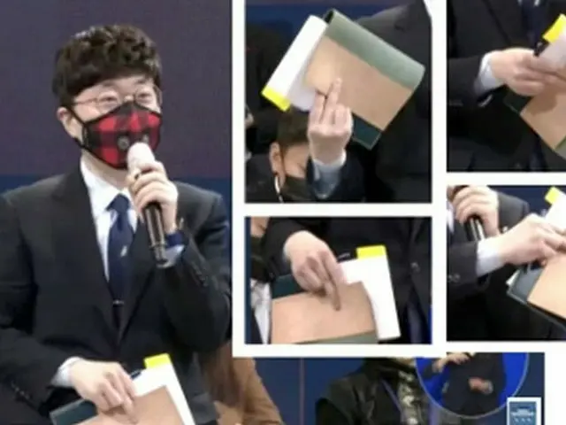 Topik bertanya kepada wartawan ketika dia mengangkat jari tengahnya secara tidak