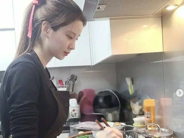 Seohyun, gadis termuda di SNSD, memiliki kemampuan memasak. Xiuying menjawab "Ra