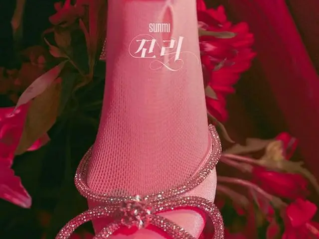 Sunmi merilis daftar lagu. Lagu utamanya adalah "TAIL". Kembalilah pada tanggal 