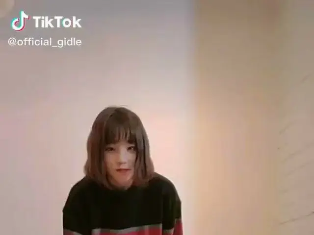 【T 公式】 (G) I-DLE_ 、 Netflix 、 kami menunggu kabar dari Anda  