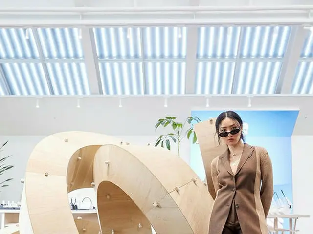 HwaSa mengunjungi toko baru Tamburins (Sinsadong) yang dibuka pada tanggal 24. .