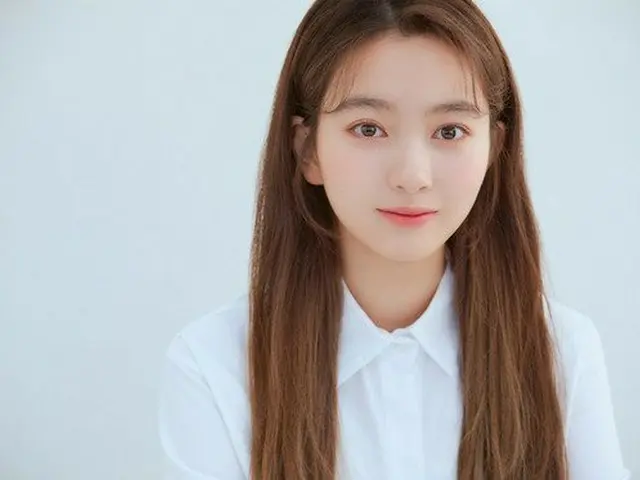 Artis YG Cal Sowon memposting foto profil dan foto di belakang layar. Seorang ga