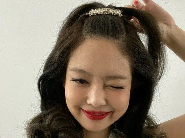 Fotografi BLACKPINK Jenny dan Chanel (Janet Chanel) bekerja dengan cepat ...
