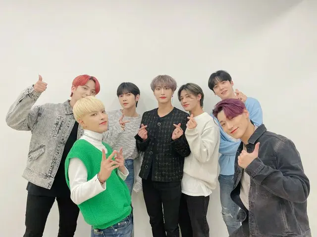 [T Official] ATEEZ, [📷] TODAY ATEEZ ⠀ April 3! Fans autographing session startedwith happy torch bi