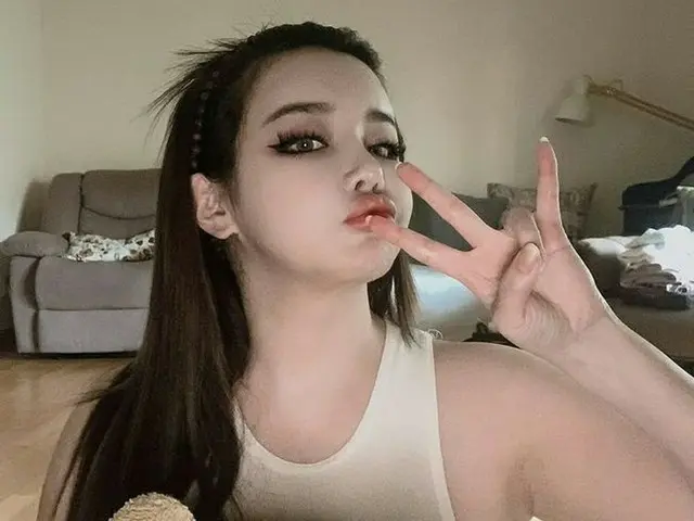 BOM (2NE1) dan huruf jari yang bermakna (?) Adalah topik hangat di Korea. Foto i